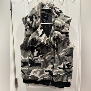 Forever 21 Camo Teddy Fur Asymmetrical Zip Vest Jacket Sz Large